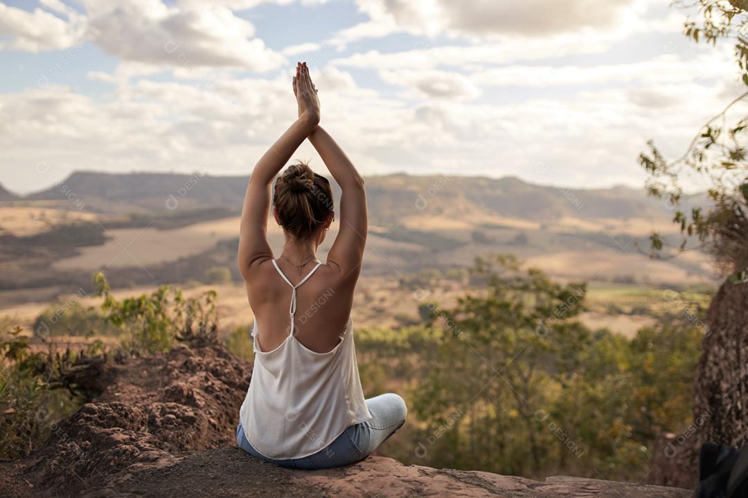 Mulher meditando na natureza